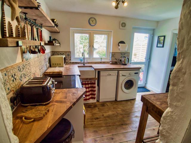 קמבורן Knocker Cottage Is A 3 Bedroom Made Up Of 1 Double Bedroom And 2 Small Double Bedrooms In Small Village 10 Min To Beaches מראה חיצוני תמונה