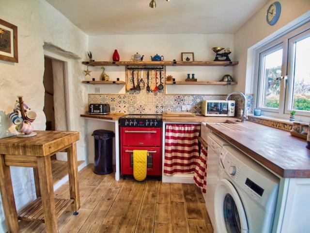 קמבורן Knocker Cottage Is A 3 Bedroom Made Up Of 1 Double Bedroom And 2 Small Double Bedrooms In Small Village 10 Min To Beaches מראה חיצוני תמונה